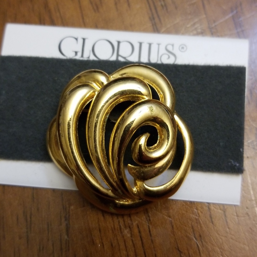 $5 ITEM. Beautiful golden brooch